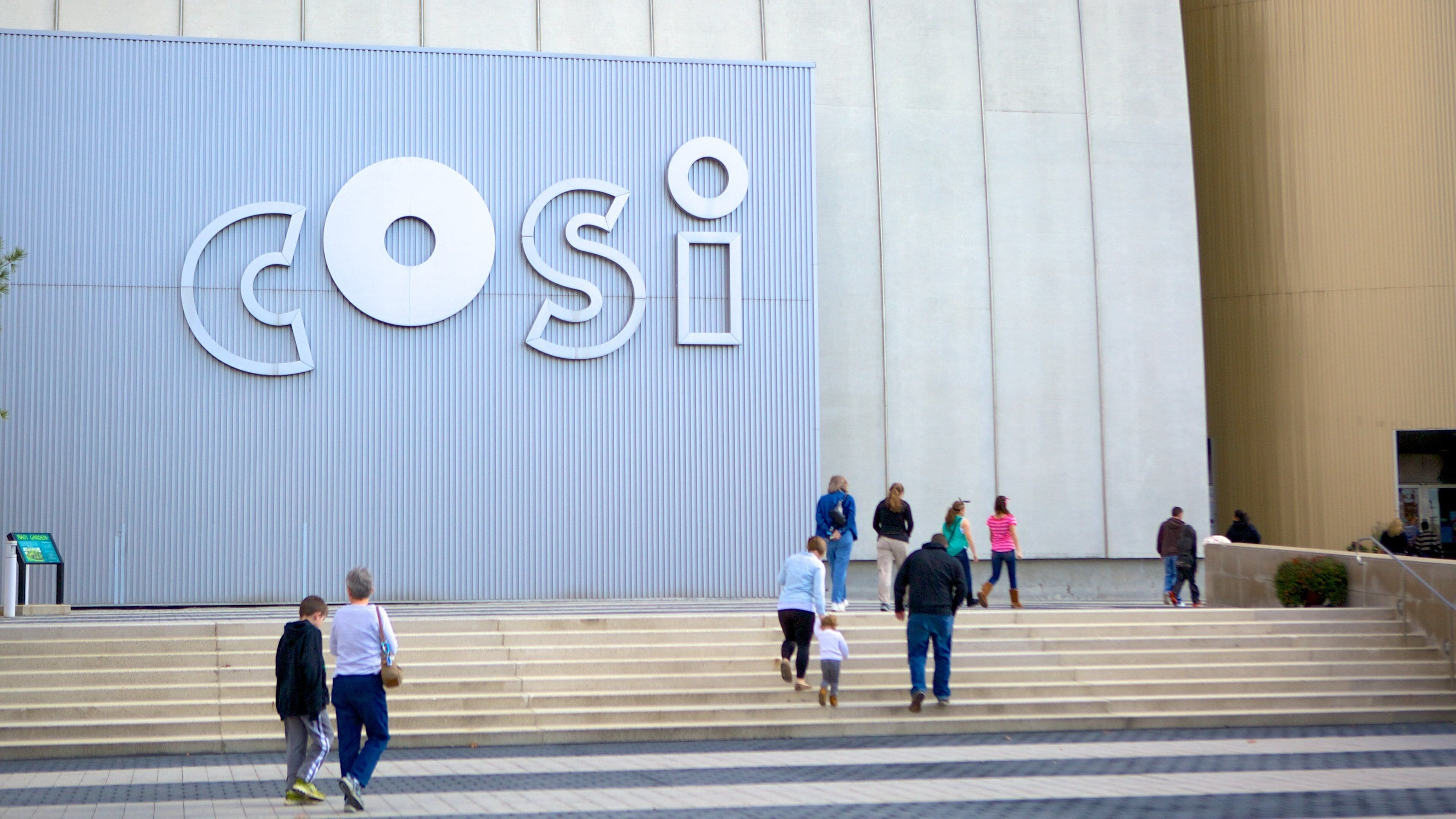 COSI montrant signalisation aussi bien que important groupe de personnes