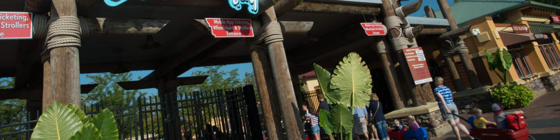 Columbus Zoo and Aquarium which includes zoo animals and signage