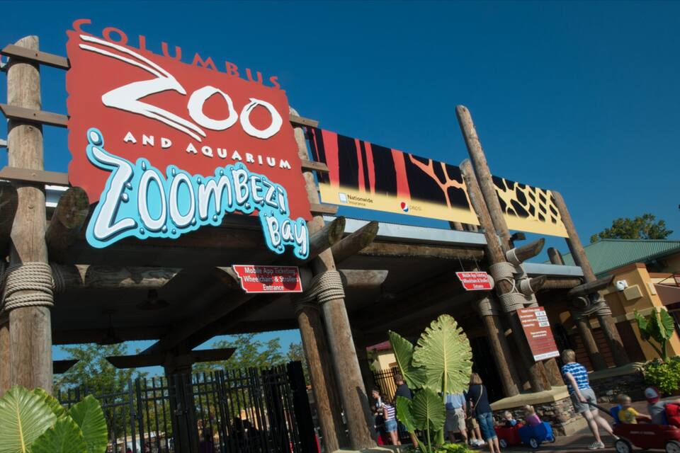 Segnaletica per uno zoo e un acquario, con scritto 'Columbus Zoo and Aquarium' e 'Zoombeezies Bay'.