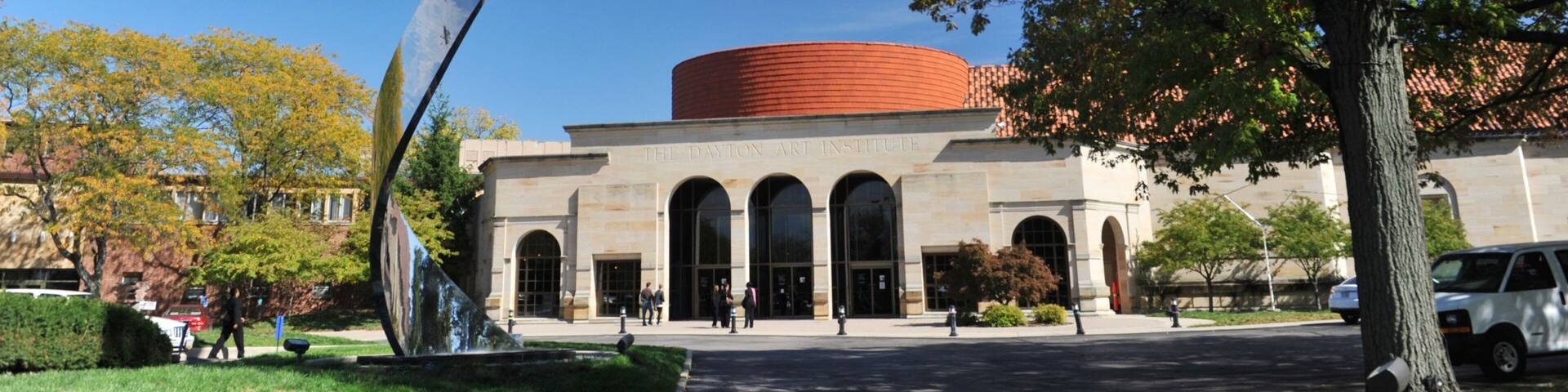 Dayton Art Institute mit einem Outdoor-Kunst und Monument