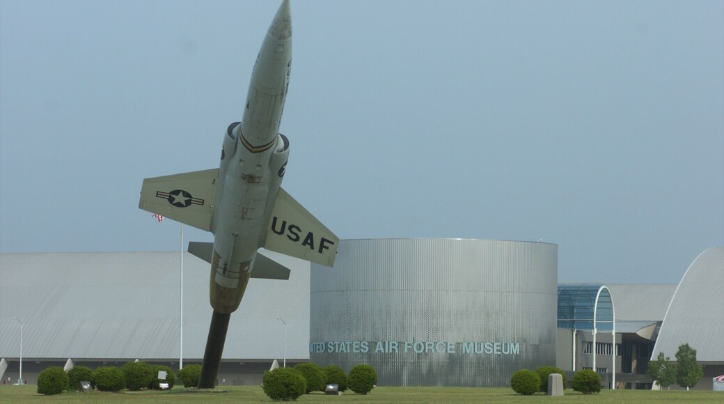 Det nasjonale flyvåpenmuseet fasiliteter samt skilt og fly