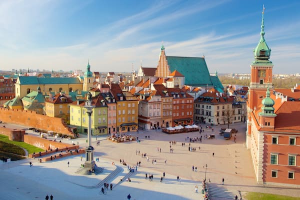 Plaza del Castillo ofreciendo un parque o plaza, elementos del patrimonio y un monumento