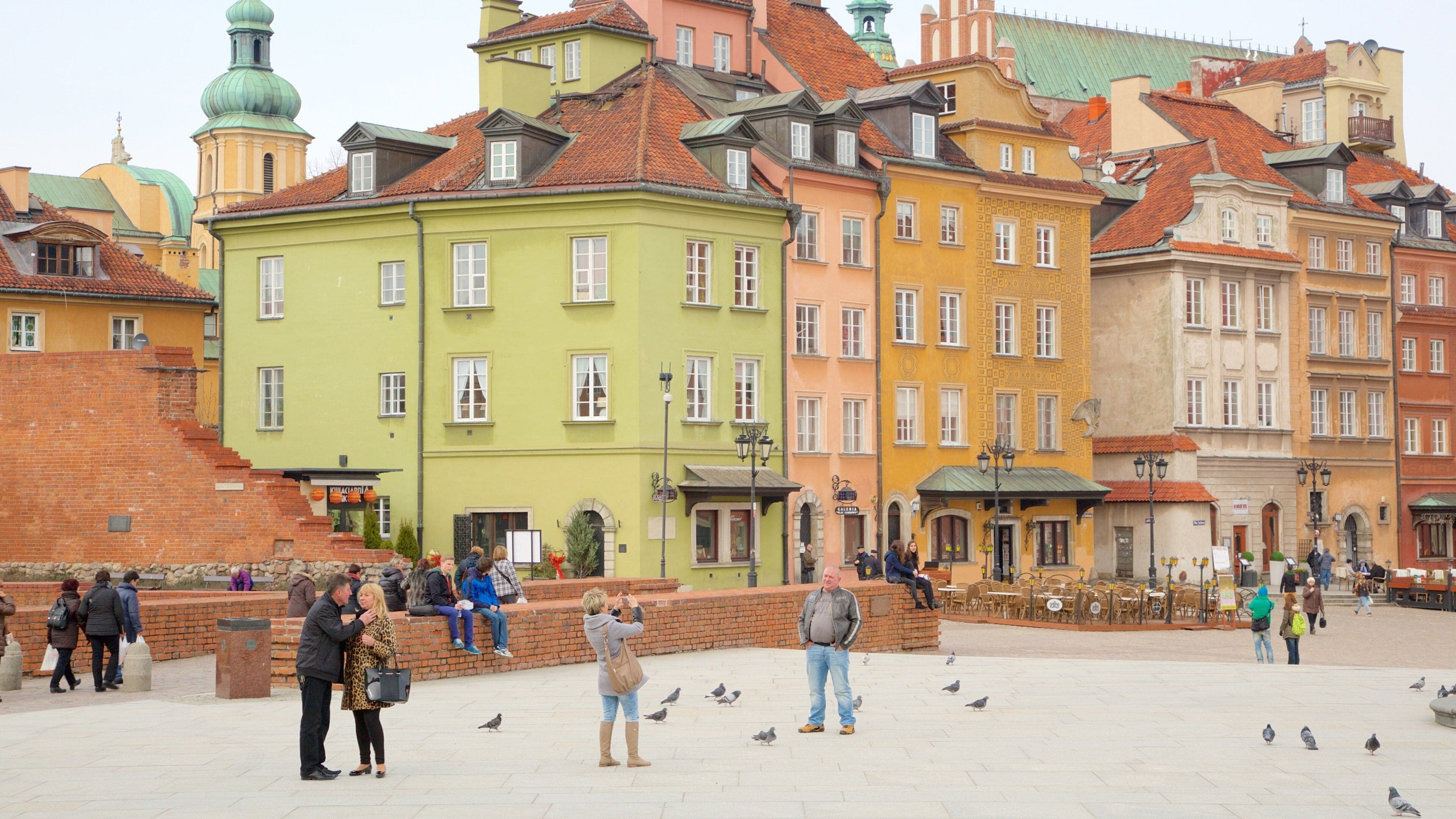 Castle Square showing a square or plaza