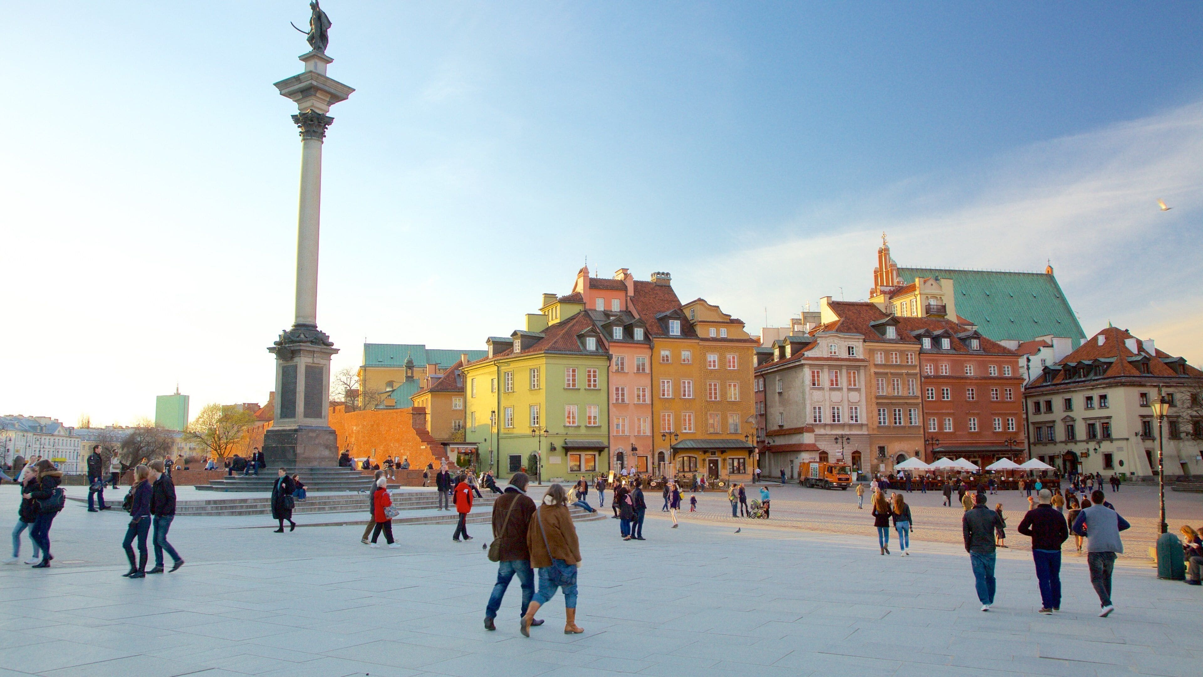 Place du Château montrant une place publique, éléments du patrimoine et un monument