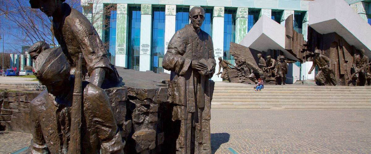 Warsawa, upprorsmonumentet som visar en staty eller skulptur