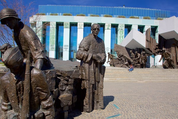 Monument du SoulĂšvement de Varsovie mettant en vedette statue ou sculpture