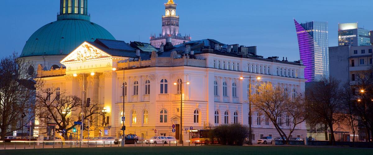 Pilsudski-Platz das einen Stadt und bei Nacht