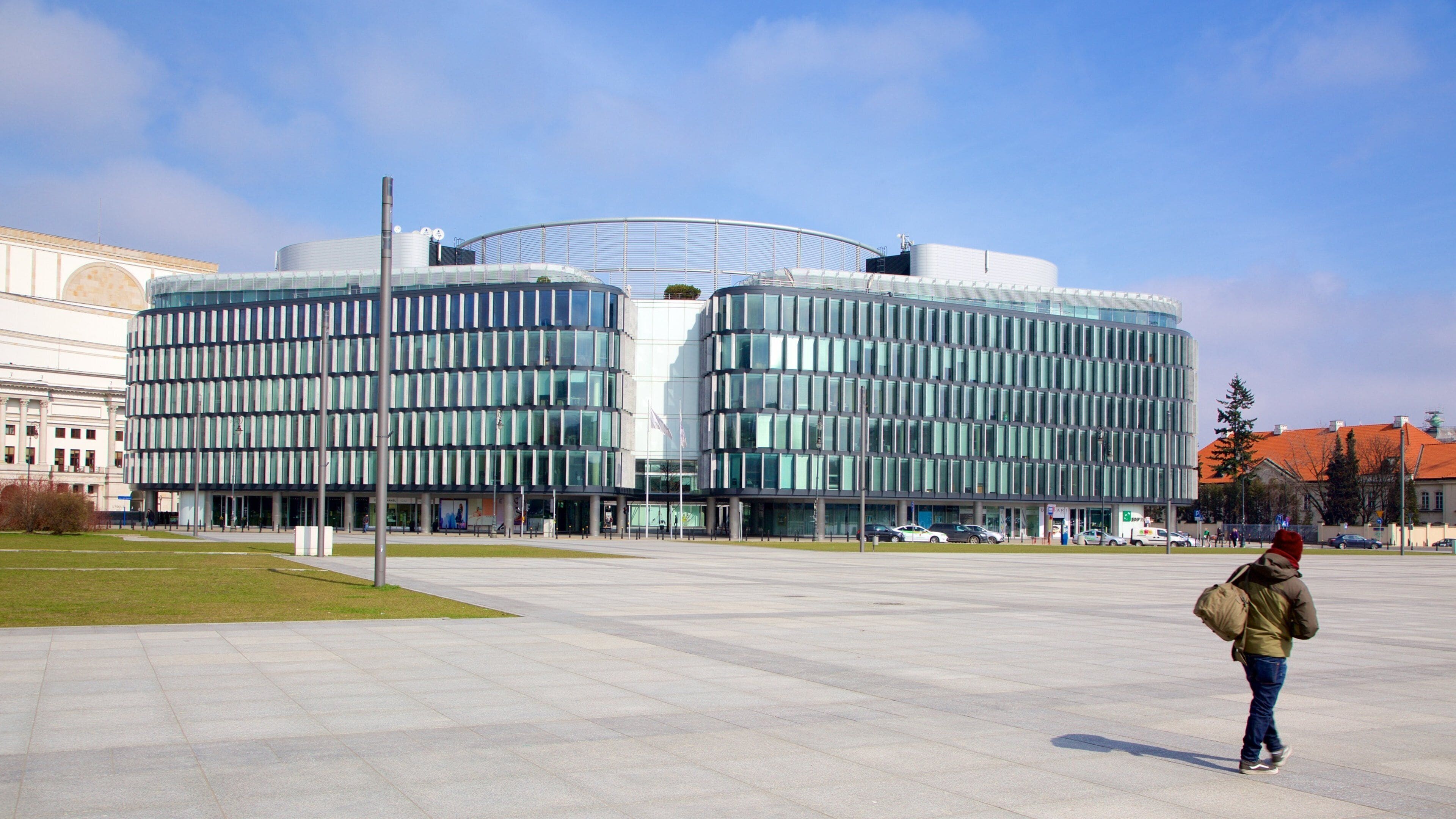 Plaza Pilsudski que incluye una plaza y también un hombre