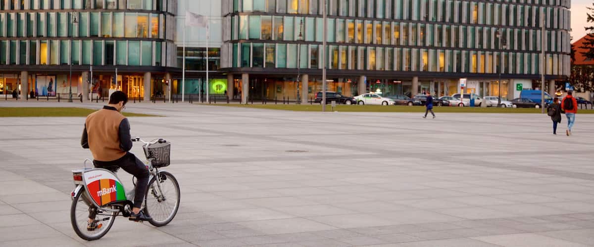 Plaza Pilsudski mostrando ciclismo y un parque o plaza y también un hombre