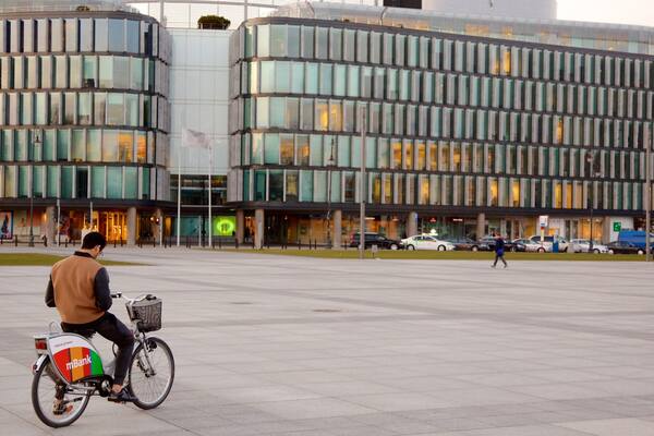 Pilsudski-Platz mit einem Platz oder Plaza und Fahrradfahren sowie einzelner Mann