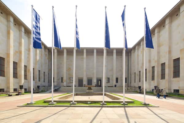 Musée national montrant square ou place