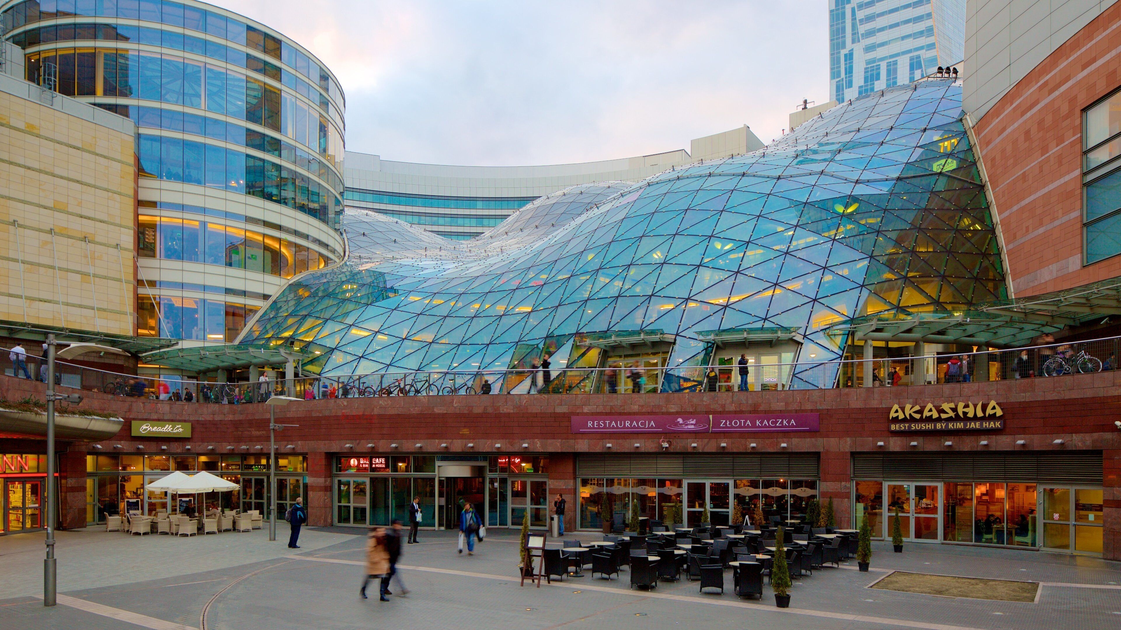 Zlote Tarasy ofreciendo arquitectura moderna y una ciudad