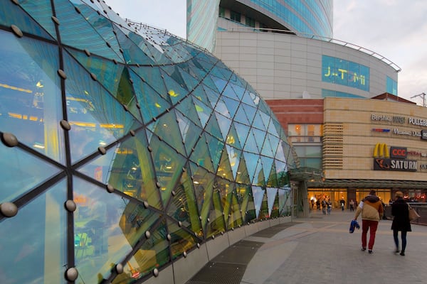 Zlote Tarasy que incluye arquitectura moderna y una ciudad