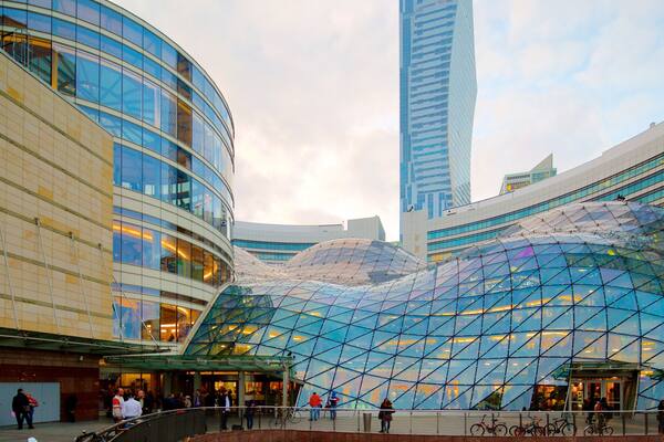 Zlote Tarasy mostrando una ciudad y arquitectura moderna