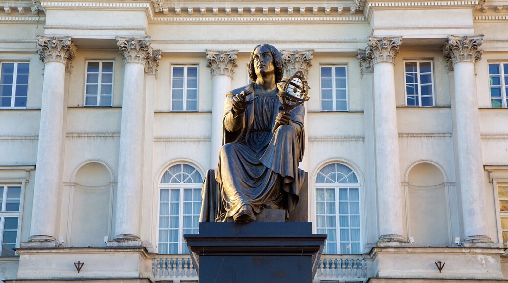 Copernicus Monument which includes a statue or sculpture