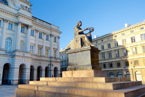 Monumento a Copérnico ofreciendo una estatua o escultura
