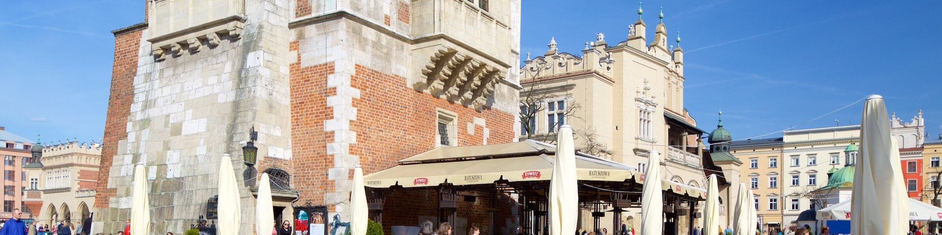 Praça Principal do Mercado mostrando jantar ao ar livre