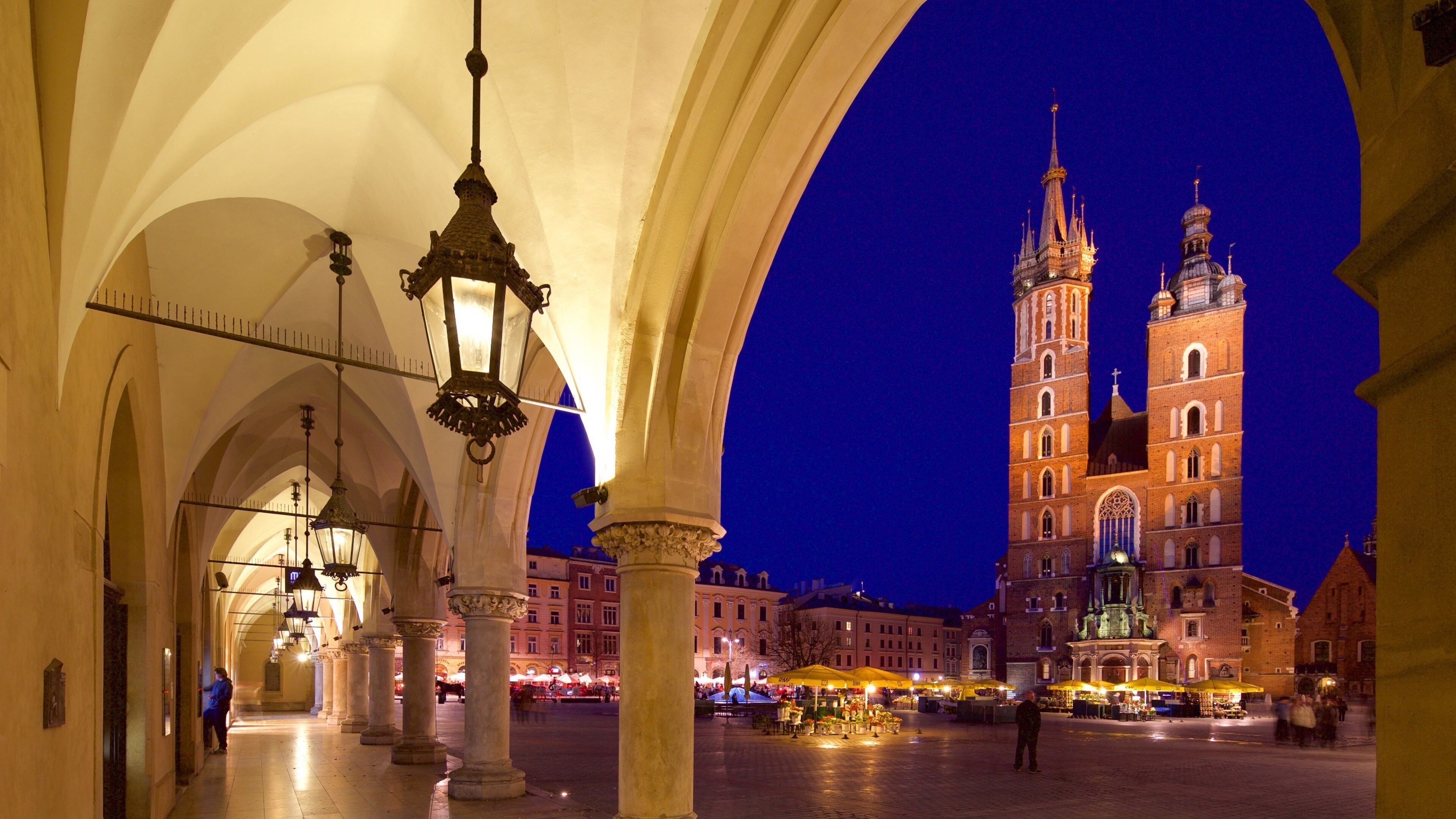 Basílica de Santa María mostrando arquitectura patrimonial, escenas nocturnas y elementos patrimoniales