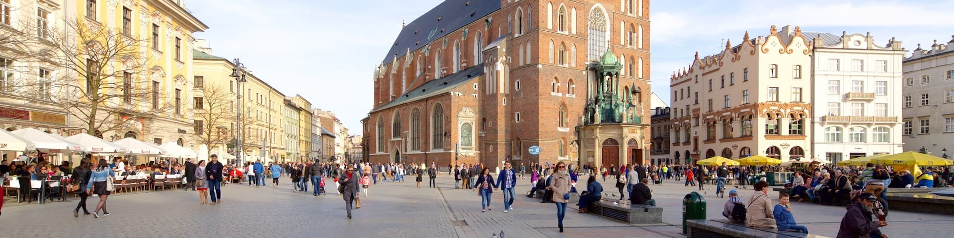 Basilique Sainte-Marie qui includes scĂšnes de rue et square ou place