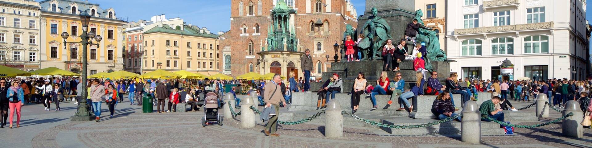 St. Mary\'s Basilica featuring street scenes, a square or plaza and a statue or sculpture