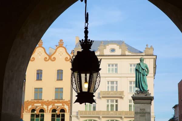 Tuchhallen welches beinhaltet Statue oder Skulptur