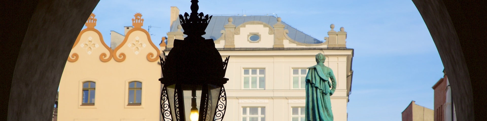 Lonja de los paños ofreciendo una estatua o escultura