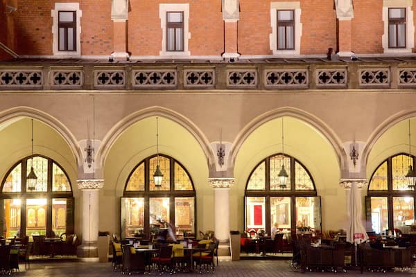 KlÀdesmarknaden presenterar nattliv och al fresco-restauranger