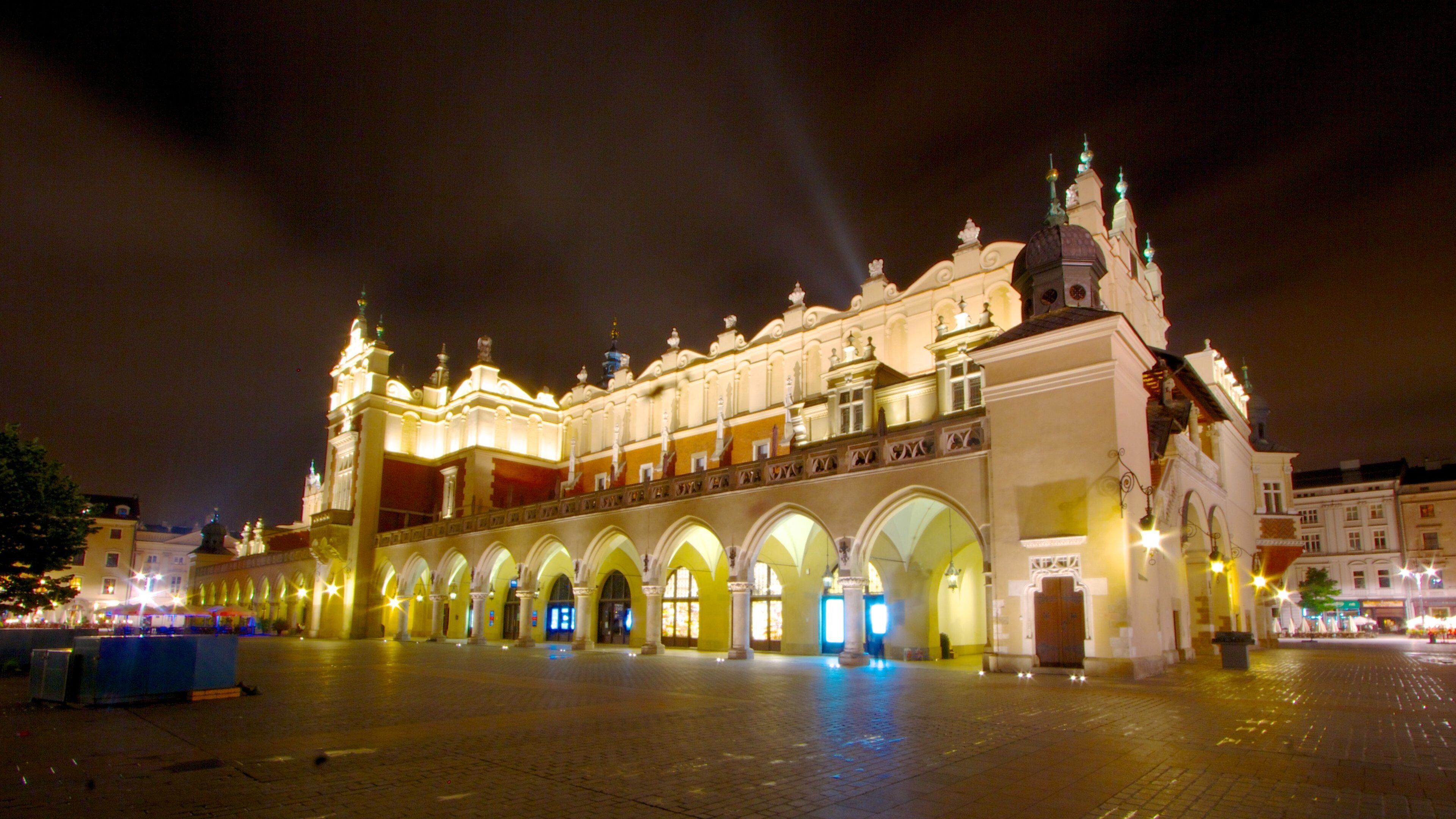 Sala dei panni che include città, architettura d\'epoca e piazza