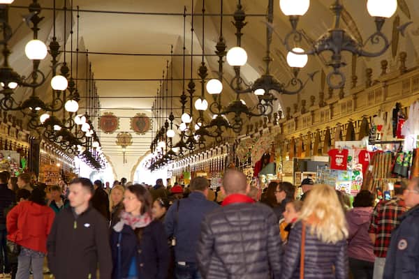 Halle aux draps montrant marchés aussi bien que important groupe de personnes
