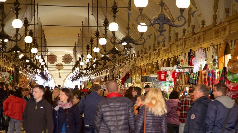 Tøjhallen som viser markeder såvel som en stor gruppe mennesker