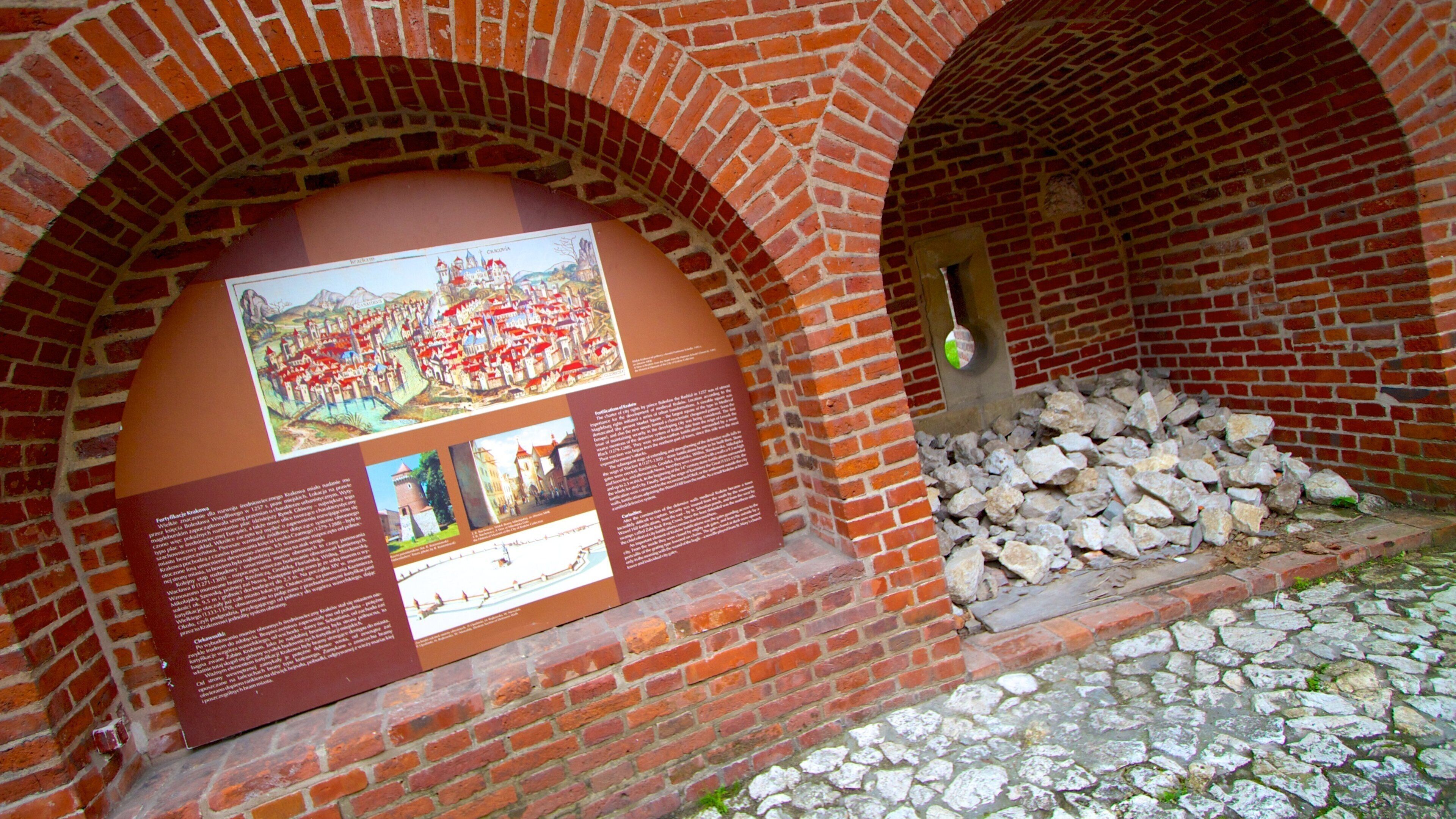 Barbican de Cracovia ofreciendo señalización, elementos patrimoniales y arquitectura patrimonial