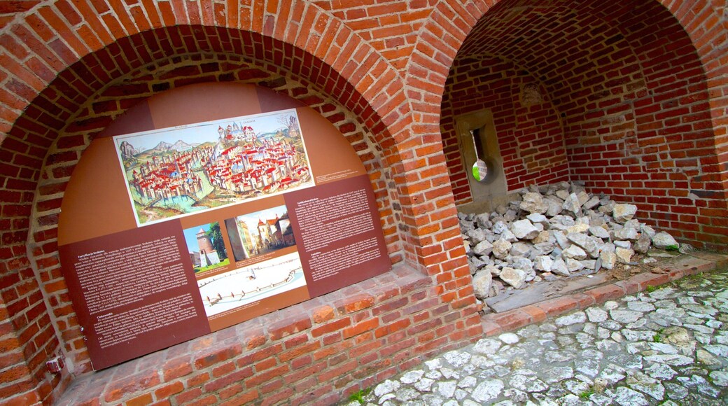 Barbican de Cracovia ofreciendo señalización, elementos patrimoniales y arquitectura patrimonial
