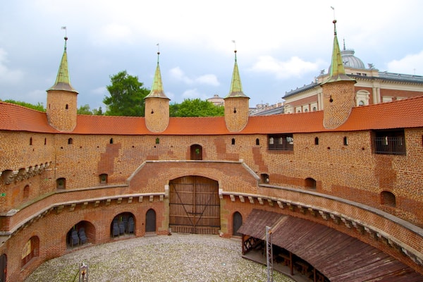 クラクフ バービカン 表示 城 と 遺跡