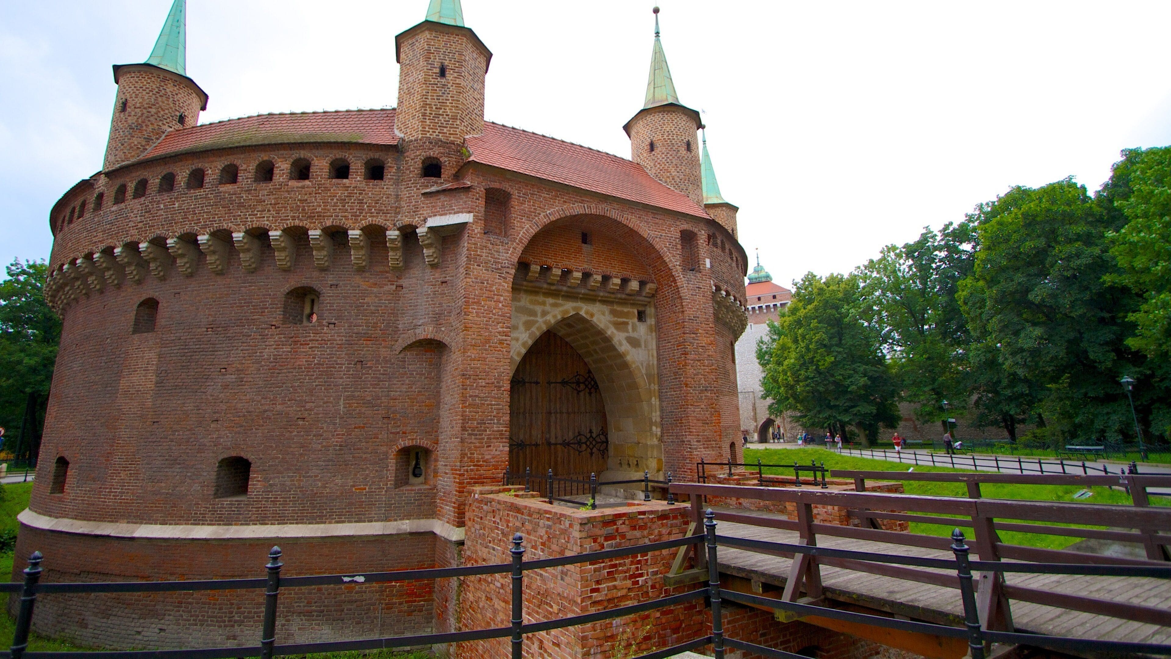 Barbican de Cracovia ofreciendo arquitectura patrimonial, un castillo y un puente