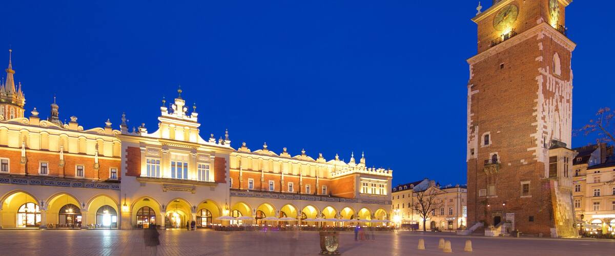 Torre del ayuntamiento mostrando elementos patrimoniales y escenas nocturnas