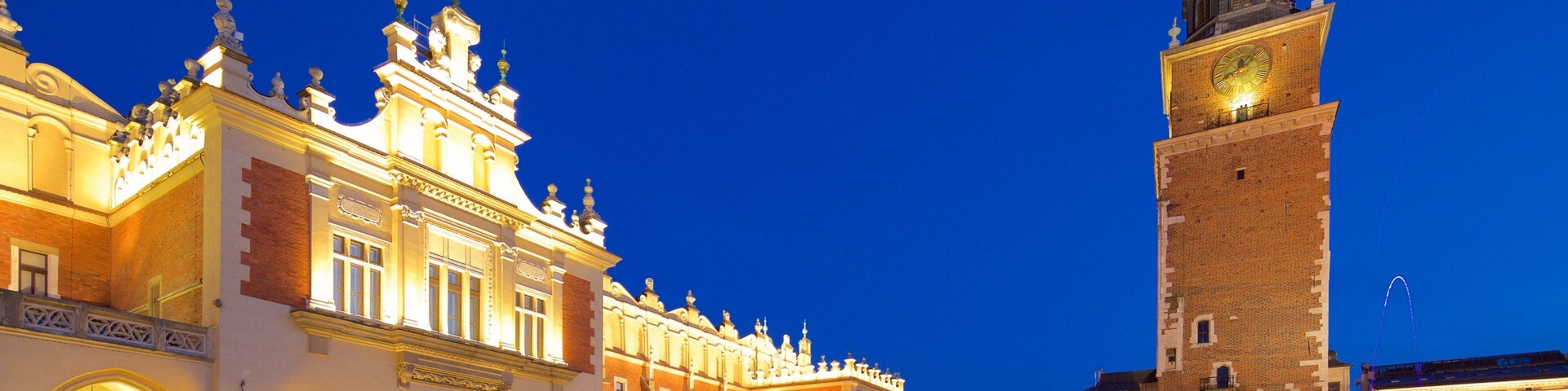 Town Hall Tower mostrando uma praça ou plaza e cenas noturnas