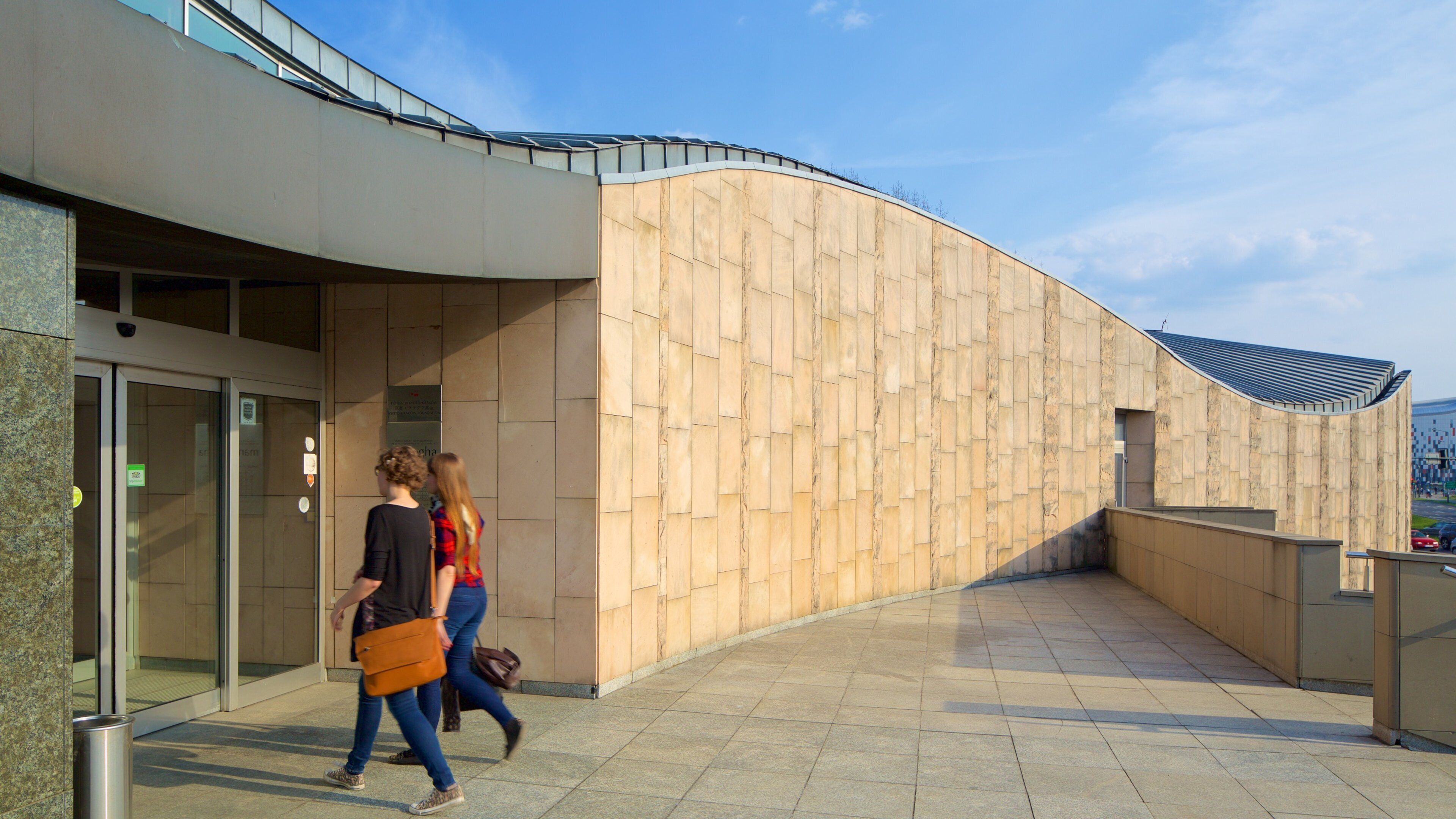 Manggha 日本藝術與科技展覽館 设有 現代建築 以及 一小群人