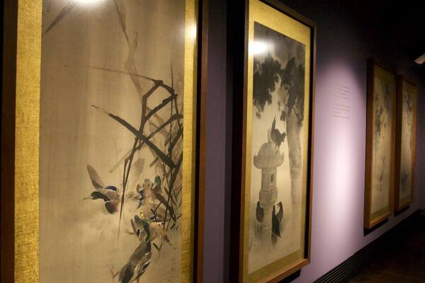 Musée japonais Manggha montrant art et vues intérieures