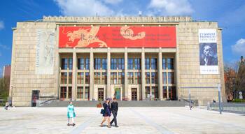 Museo Nacional ofreciendo señalización y también un pequeño grupo de personas