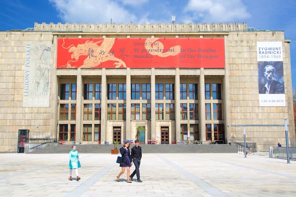 Musée national qui includes signalisation aussi bien que petit groupe de personnes