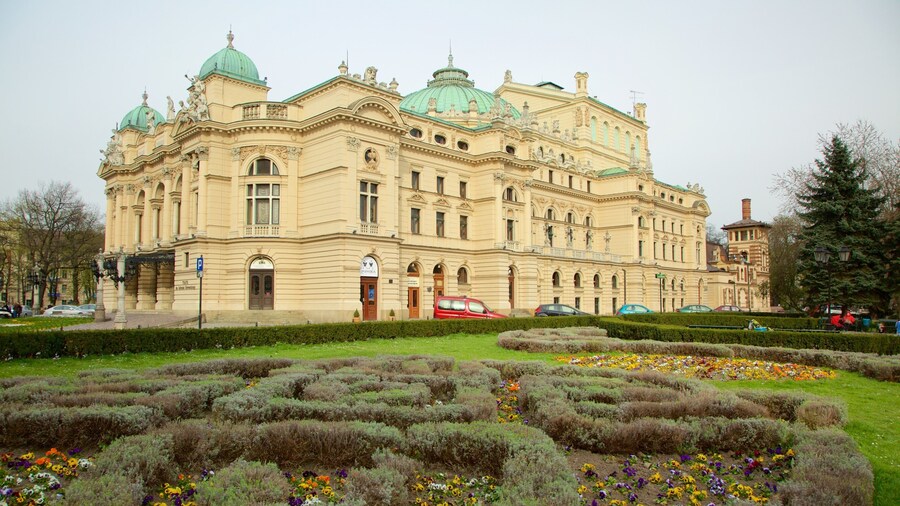 Teatro Juliusz Slowacki que incluye arquitectura patrimonial, jardín y escenas de teatro