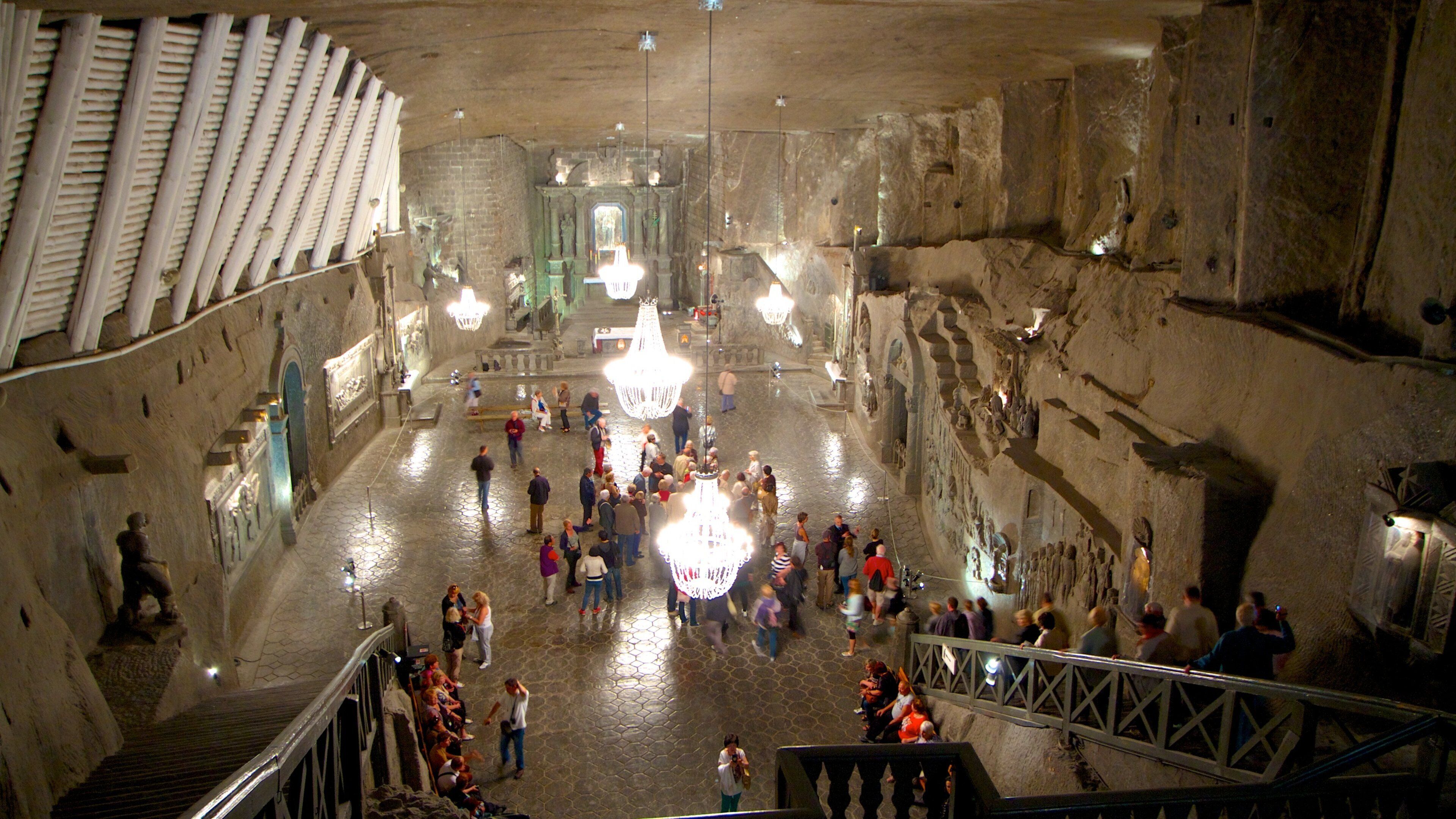 Mina de sal de Wieliczka mostrando arquitectura patrimonial y vistas de interior y también un grupo grande de personas