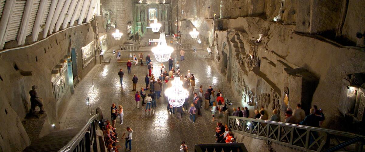 Mine de sel de Wieliczka montrant vues intérieures et patrimoine architectural aussi bien que important groupe de personnes