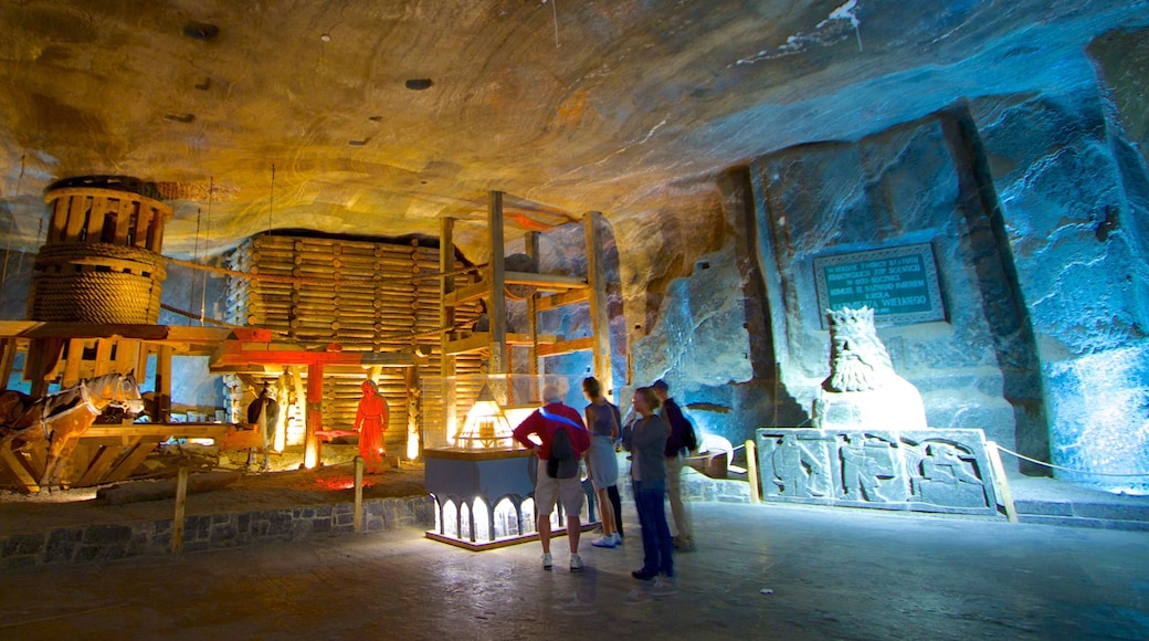 Krakow som inkluderer historisk arkitektur, innendørs og kunst