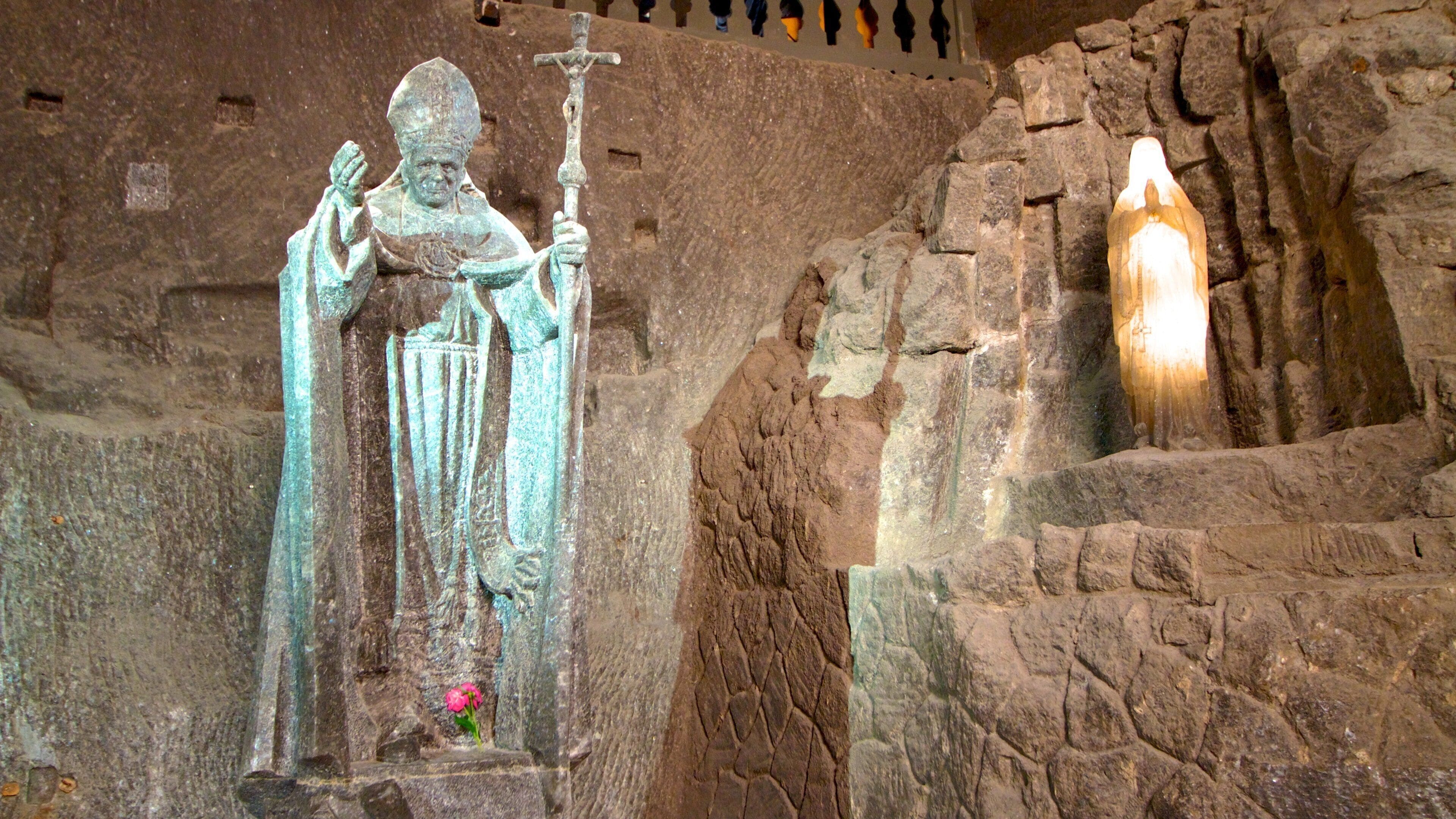 Wieliczka-saltgruvan som inkluderar utomhuskonst, konst och interiörer