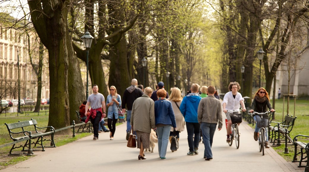 Planty-parken som omfatter en have såvel som en lille gruppe mennesker