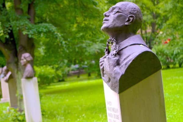 Jordan Park showing a monument, outdoor art and art