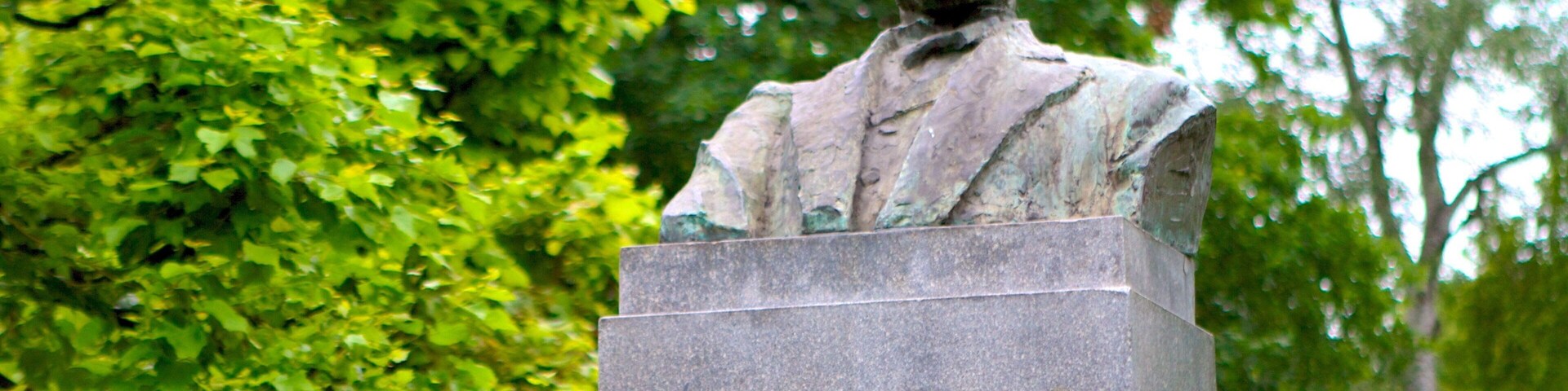 Parque Jordan mostrando um memorial, um jardim e arte ao ar livre