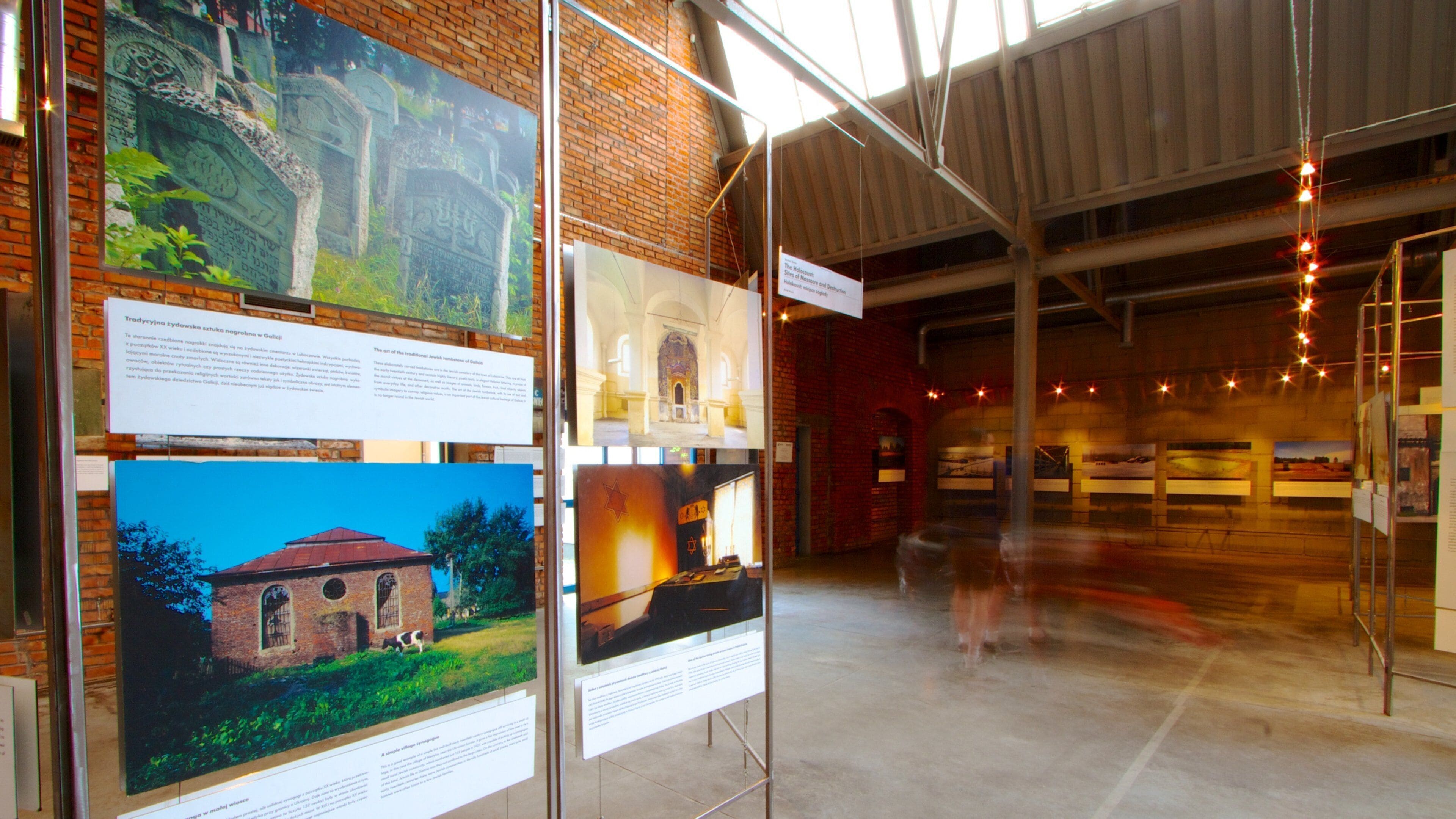 Bảo tàng Do thái Galicia có tính năng cảnh nội thất