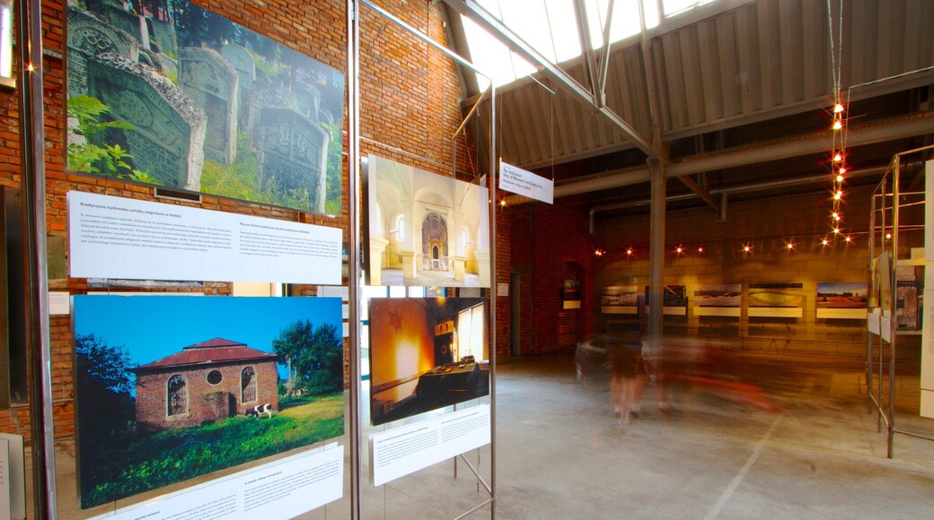 Bảo tàng Do thái Galicia có tính năng cảnh nội thất